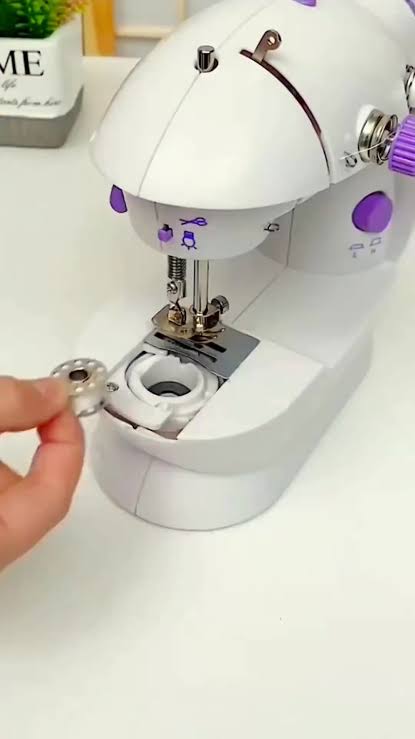 Mini Sewing Machine Portable Electric Sewing Machine for Beginners, Compact Household Sewing Machine for Clothes Repair, DIY Crafts & Quick Stitching